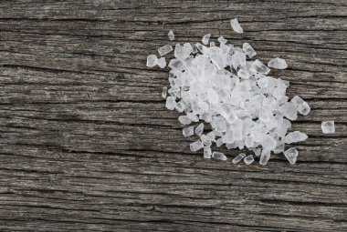 tuz kristalleri ahşap arka planda izole edilmiş yığın yakın plan, üst görünüm, kopyalama alanı, yiyecek ve içecek konsepti.