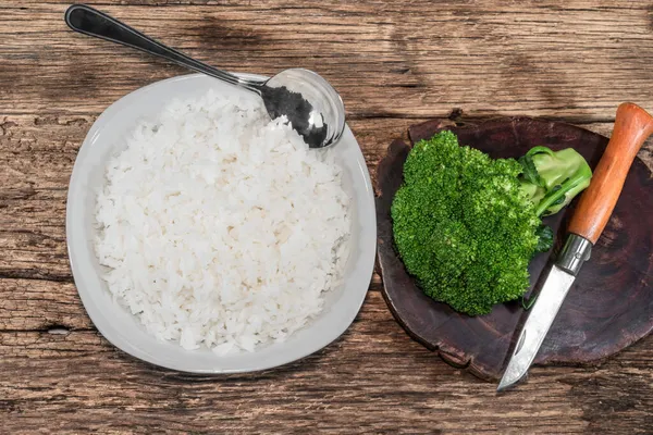 Ρύζι Μπολ Και Λαχανικά Έχουν Κουτάλι Κοπής Μαχαίρι Του Σκάφους — Φωτογραφία Αρχείου