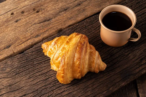 Café Expreso Croissant Corte Amplio Sobre Fondo Mesa Madera Aislada — Foto de Stock