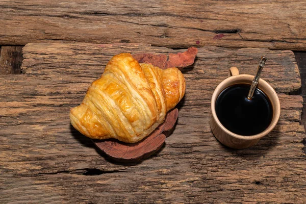 Café Expreso Croissant Plato Sobre Fondo Mesa Madera Aislada Cerca — Foto de Stock