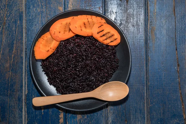 菜胡萝卜盘中的黑米有汤匙隔离在蓝木背景下 高瞻远瞩 健康饮食理念 — 图库照片