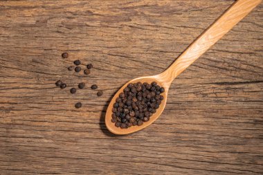 Ahşap arka planda kaşık biber, üst görünüm, kopyalama alanı, baharat yiyeceği konsepti.