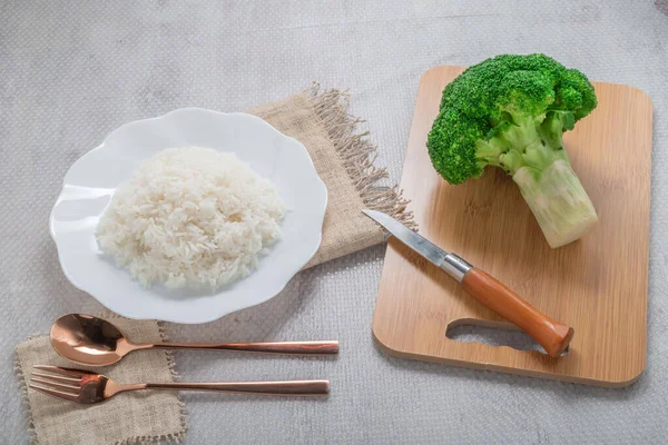 Ρύζι Πιάτο Και Λαχανικών Μπρόκολο Κοπής Μαχαίρι Που Απομονώνεται Λευκό — Φωτογραφία Αρχείου