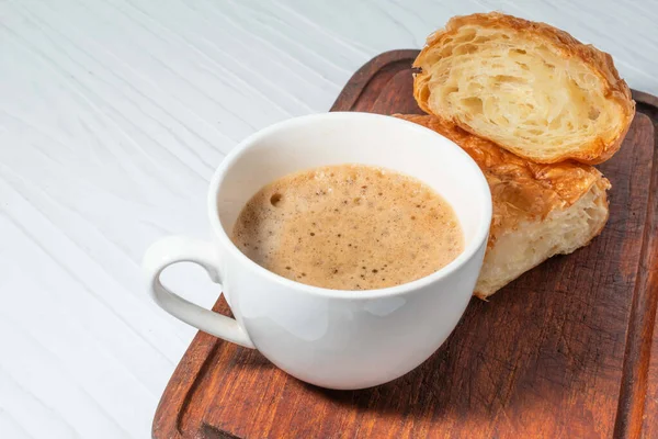 Café Expreso Croissant Corte Amplio Sobre Fondo Mesa Madera Aislada — Foto de Stock