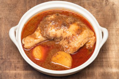 Tahta kapta körili tavuk masala yakın plan, üst manzara, Massama Thai tarzı..