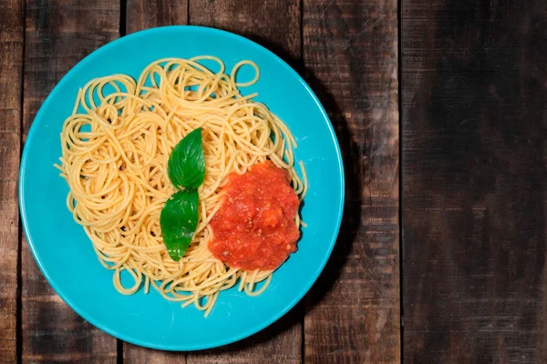 Espaguetis Pasta Con Salsa Tomate Plato Azul Sobre Fondo Madera — Foto de Stock