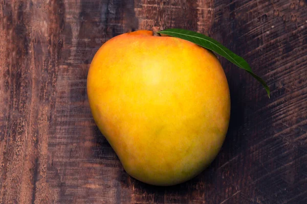 Mango Φρούτα Κίτρινο Απομονωμένο Φόντο Ξύλου Κορυφαία Άποψη Έννοια Της — Φωτογραφία Αρχείου