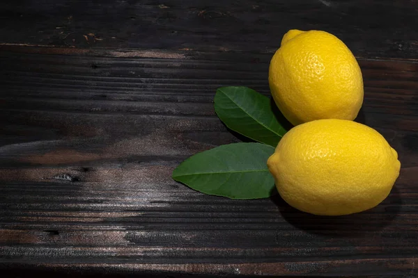 Zitronenhaufen Hat Blätter Auf Holz Hintergrund Nahaufnahme Draufsicht Bio Food — Stockfoto