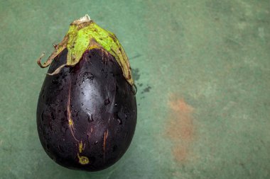 Yeşil ahşap arka planda izole edilmiş patlıcan. Yakın plan, üst görüş, sebze yemeği konsepti..