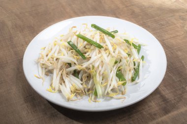 Tabakta kızarmış fasulye filizi, ahşap arka planda yakın plan, üst manzara, vejetaryen gıda konsepti..