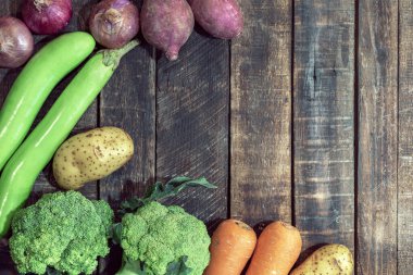 Ahşap arka planda taze sebze fotokopi alanı, üst görünüm, sağlıklı gıda konsepti.