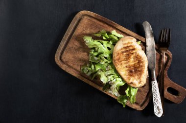 Koyu ahşap arka planda ızgara tavuk, sağlıklı gıda konsepti..  