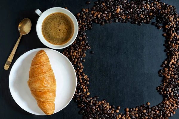 Café Expreso Croissant Plato Sobre Fondo Mesa Madera Aislada Cerca — Foto de Stock