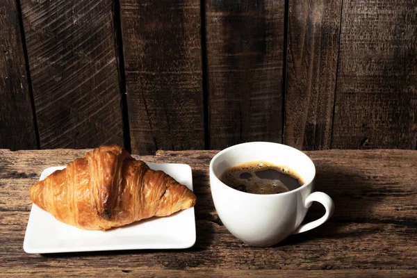 Café Expreso Croissant Plato Sobre Fondo Mesa Madera Aislada Cerca — Foto de Stock