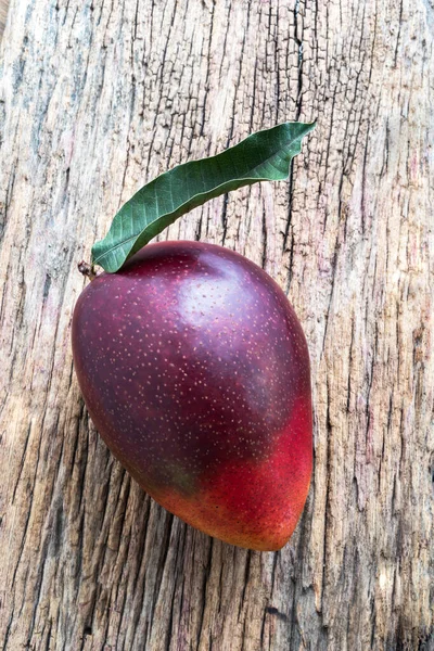 Czerwony Owoc Mango Izolowane Tle Drewna Rustykalnego Widok Góry Koncepcja — Zdjęcie stockowe