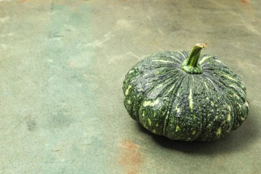 Balkabağı ahşap arka planda, üst manzara, sağlıklı gıda konsepti.