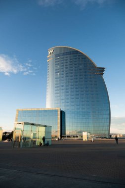 Gün batımında Barselona 'da, Barceloneta bölgesinde, plajın yanında. Vela Oteli. W Oteli. Barselona Turizmi.