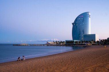 Gün batımında Barselona 'da, Barceloneta bölgesinde, plajın yanında. Vela Oteli. W Oteli. Barselona Turizmi.