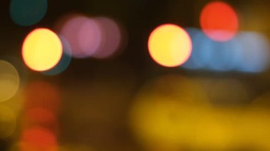 Gece yol ışıkları gece yoldaki trafikte arabaları bulanıklaştırdı. Soyut parlak bulanık renkli bokeh. Bokeh ışıkları şehrin arka planında. Trafik ışıkları.