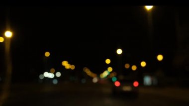 Gece yol ışıkları gece yoldaki trafikte arabaları bulanıklaştırdı. Soyut parlak bulanık renkli bokeh. Bokeh ışıkları şehrin arka planında. Trafik ışıkları.