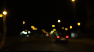 Gece yol ışıkları gece yoldaki trafikte arabaları bulanıklaştırdı. Soyut parlak bulanık renkli bokeh. Bokeh ışıkları şehrin arka planında. Trafik ışıkları.