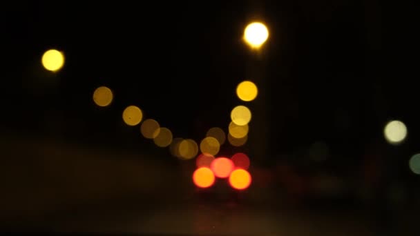Noite luzes da estrada embaçado bokeh de carros no trânsito na estrada à noite. Abstrato bokeh colorido borrado brilhante. Luzes Bokeh no fundo da noite da cidade. Luzes de trânsito — Vídeo de Stock