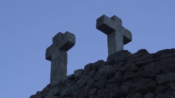 돌로 된 십자가 세 개가 역광되었다. 파크 구엘에는 3 개의 십자가가 있다. 무덤의 십자가. 교회. — 비디오