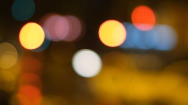 Bulanık şehir ışıkları. Şehir ışığı. Şehir gecesi... Minimum arka plan dokusu. Modern şehir manzarası, bulanık gece yolu trafiği.