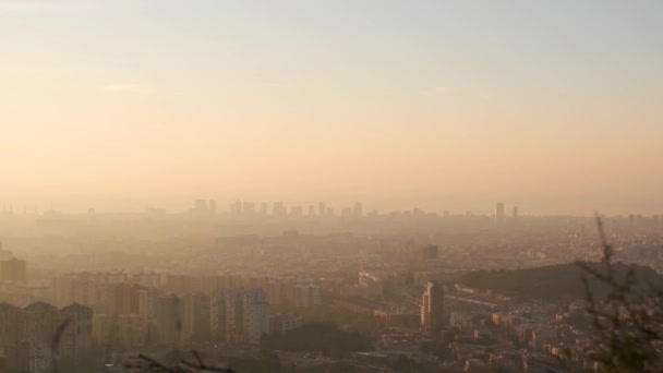 市の汚染だ。煙の空。車の汚染だ。気候変動。地球温暖化。バルセロナへの. — ストック動画
