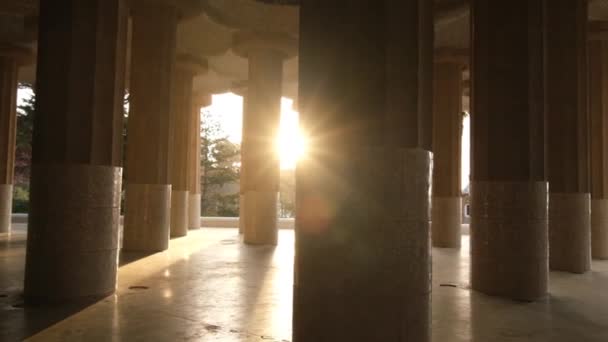 Intérieur de beaux bâtiments d'avant-garde dans le parc Guell à Barcelone. Belle céramique et plafond brillant. — Video