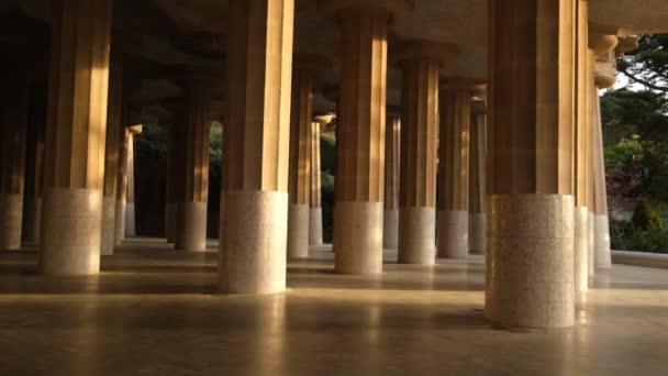 Wnętrze pięknych awangardowych budynków w Parku Guell w Barcelonie. Piękny ceramiczny i błyszczący sufit. — Wideo stockowe
