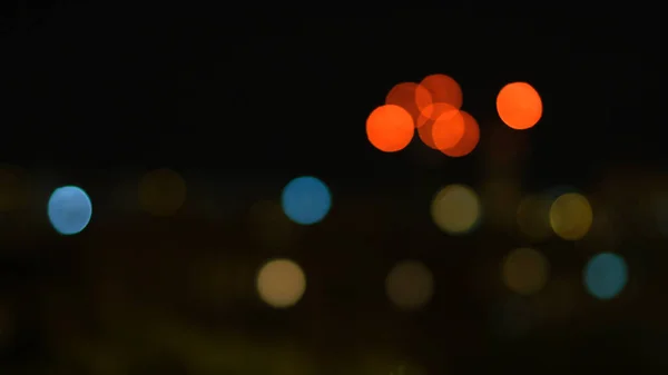 Stadtlichter verschwimmen lassen. Verschwommenes Licht. Abstrakte Stadt. Städtische Tapete. Hintergrund Stadtbeleuchtung. — Stockfoto