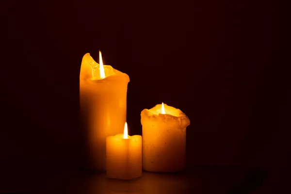 Candle on the table. Dark fire. Candle light. Halloween, scary candle. — Stock Photo, Image