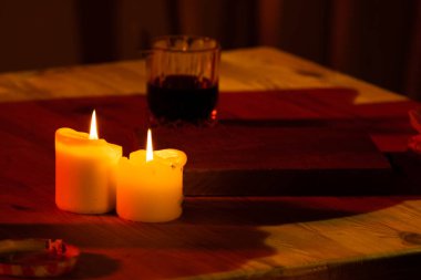 Mum masanın üzerinde. Karanlık ateş. Mum ışığı. Cadılar Bayramı, korkunç mum. Tablo.