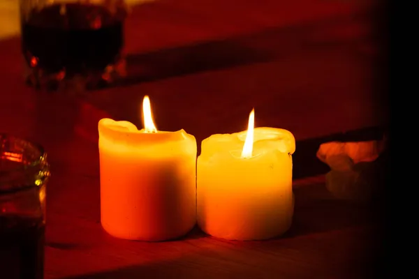 Candle on the table. Dark fire. Candle light. Halloween, scary candle. Table. — Stock Photo, Image
