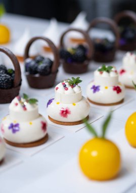 Pastaların çeşitliliği. Pasta şefi. Masadaki şekerli kekler. Meyveli tatlı.