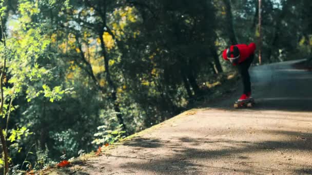 长板下坡骑手。森林里的路极限运动滑板漂移 — 图库视频影像