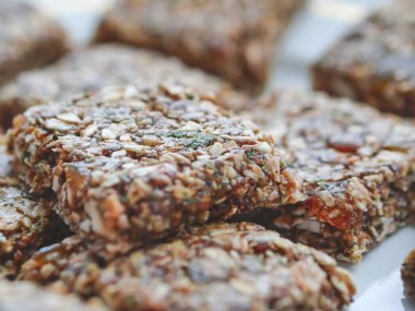 Kurutulmuş meyveli, fındıklı, otlu müsli.