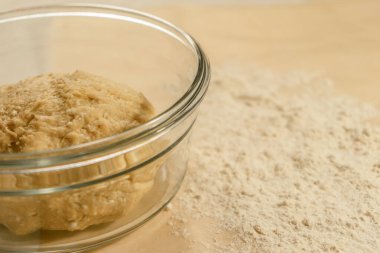 Masanın üzerindeki cam tabakta un var.