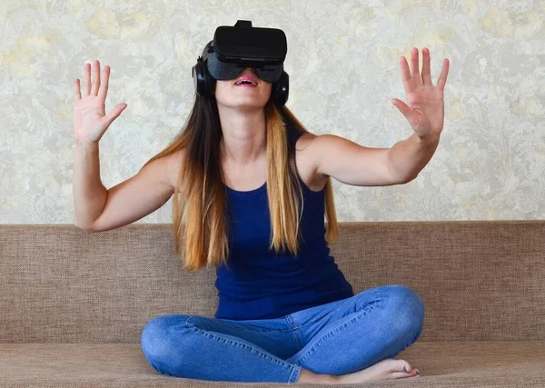 Jovem caucasiano mulher interior usando vr óculos, tecnologia moderna — Fotografia de Stock