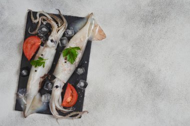 Baharatlı çiğ mürekkep balığı, pişirmek için deniz ürünleri..