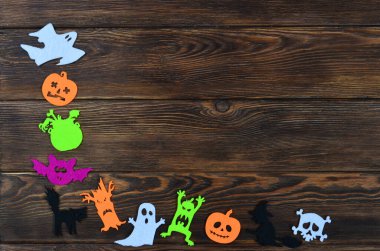 2022 Cadılar Bayramı karakterleri ile arka plan metin için kopyalama alanı, çeşitli canavarlar ve ahşap arka planda balkabakları ile.