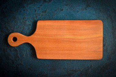 boş eski ahşap desenli kesme tahtası arzulanan için beton masa üzerinde, kopyalama alanı metni, yiyecek konsepti ve boş masa ayarları için maket