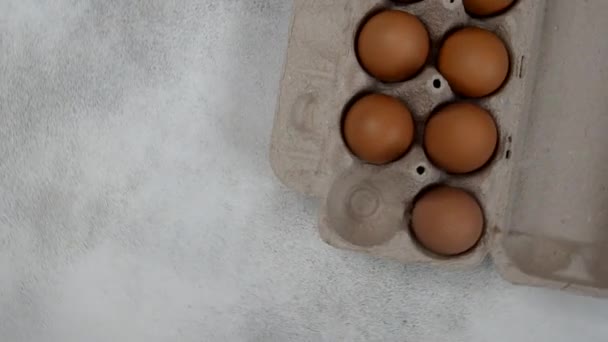 Huevos Frescos Granja Caseros Envases Ecológicos Sobre Una Mesa Hormigón — Vídeo de stock