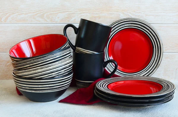 Set Moderno Moda Ceramica Rossa Piatti Puliti Tazze Isolate Sfondo — Foto Stock