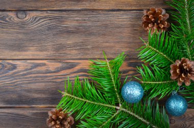 Noel arkaplanı ya da çerçeve, tebrik ya da metin için, ağaç arka planda ladin dalları, Noel oyuncakları ve Noel süslemeleri.