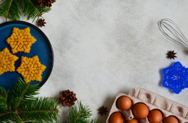 Noel 'de kek yapmak için organik yumurtalarla pişirme, yeni yıl şenlikli ev yapımı fotokopi odası..