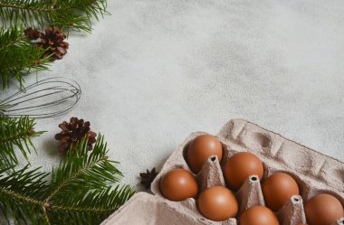 Noel 'de kek yapmak için organik yumurtalarla pişirme, yeni yıl şenlikli ev yapımı fotokopi odası..