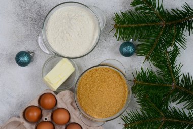 Adım adım, Noel arifesinde nasıl ev yapımı Noel kurabiyesi, şenlikli pasta ve yeni yıl pişirme konsepti yapılır? Birinci adım tereyağı, esmer kamış şekeri, un ve yumurta pişirmek için..