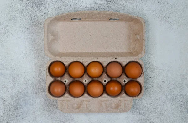 집에서 달걀을 콘크리트 테이블 포장하는 유기농 제품의 포장의 — 스톡 사진